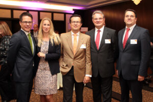 KSK-Vorstandsvorsitzender Udo Becker (v.r.), Landrat Günter Rosenke und Nicole Dembour-Schillo freuten sich über die hochkarätigen Referenten der Ameron-Hotelgruppe Edgar Lichter, Vice President Operation (3.v.l.), und Martin Stockburger, Vice President Sales & Marketing. Bild: Michael Thalken/Eifeler Presse Agentur/epa