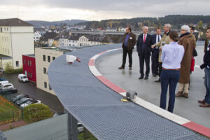 Beim Betriebsrundgang ging es für interessierte Besucher auch bis zum Hubschrauberlandeplatz hinauf. Bild: Tameer Gunnar Eden/Eifeler Presse Agentur/epa