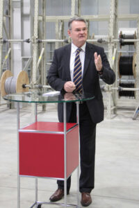 Landrat Günter Rosenke lobte besonders das Engagement und die Tatkraft des Me-chernicher Unternehmens Hamacher. Bild: Michael Thalken/Eifeler Presse Agen-tur/epa