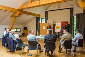 Im Kloster Schweinheim konnten die Teilnehmer des Unternehmerfrühstücks in Kurzworkshops hineinschnuppern. Bild: Tameer Gunnar Eden/Eifeler Presse Agentur/epa
