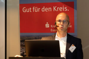 Prof. Dr. Matthias Meinecke von der FH Aachen empfahl, die Digitalisierung in kleinen Schritten umzusetzen und sich an Prozessen zu orientieren. Bild: Tameer Gunnar Eden/Eifeler Presse Agentur/epa